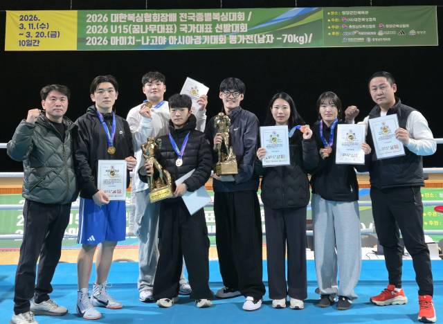 2026 대한복싱협회장배 전국종별대회에서 청양군청팀이 기념 촬영을 하고 있다. 왼쪽부터(정수연 감독, 손경빈 선수(금), 서순종 선수(금), 공상윤 선수(동), 최민수 선수, 박주이 선수(동), 김가현 선수(동), 박관수 코치)