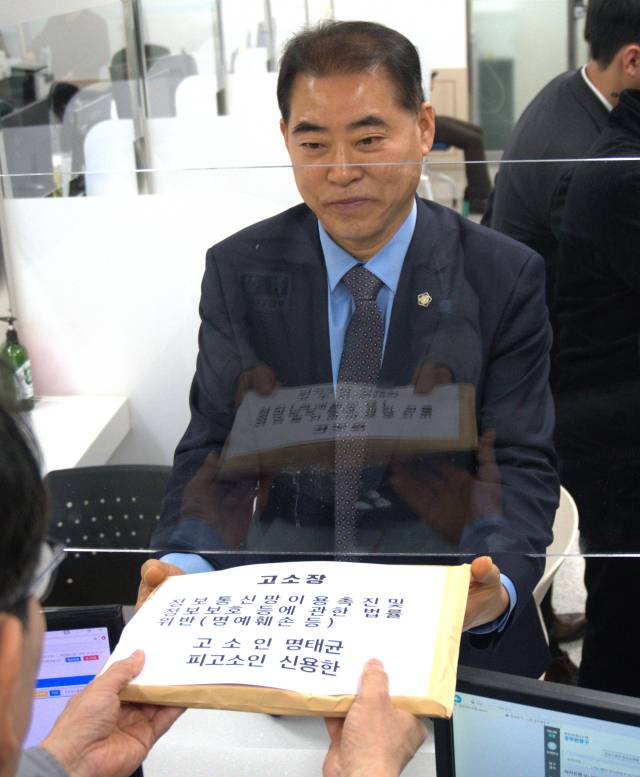 명태균 씨의 변호인이 23일 청주흥덕경찰서에서 신용한 더불어민주당 충북지사 예비후보에 대한 고소장을 제출하고 있다. 사진=강준식 기자