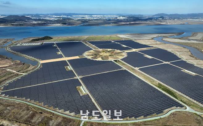 용인 반도체 클러스터가 막대한 전력과 용수, 부지 등 문제에서 해법이 여전히 불투명하다는 지적이 커지고 있다. 반면 전남은 상대적으로 전력과 용수가 풍부하고, 부지도 이미 조성된 곳이 많아 대안으로 거론된다. 사진은 단일 발전소 기준으로 국내 최대 발전 설비 용량과 세계 최대 규모 에너지저장장치를 갖춘 해남 솔라시도 태양광발전소 모습. 해남/임문철 기자 35mm@namdonews.com