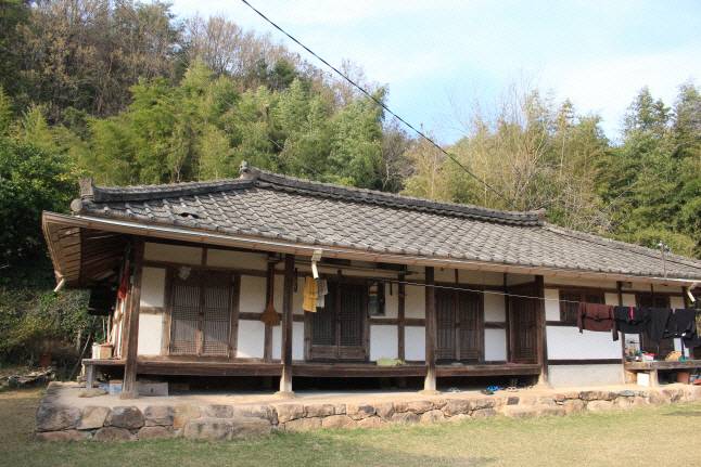 1898년 5월, 청년 김구가 숨어 지냈던 전남 보성군 득량면 쇠실마을 김광언의 집. 맨 왼쪽 방에서 지냈다고 한다./남도일보 DB