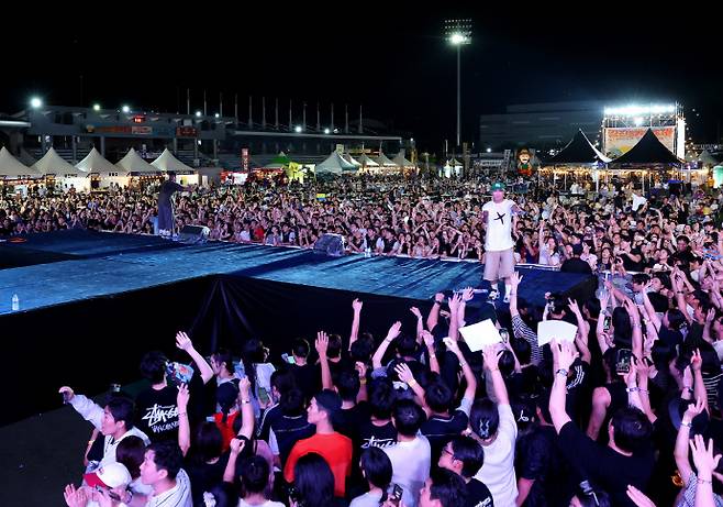 강진 하맥축제에서 유명 연예인 공연이 펼쳐지고 있는 모습. /강진군 제공