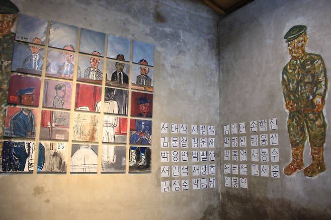 암태도 서용선 미술관의 암태도 소작쟁의 벽화 중 일제경찰에 구속된 소작인회 간부들.