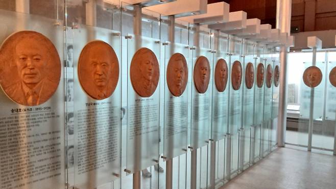 송내호 선생 등 소안도 출신 독립운동가 얼굴 부조가 전시된 소안학교 내 기념관.