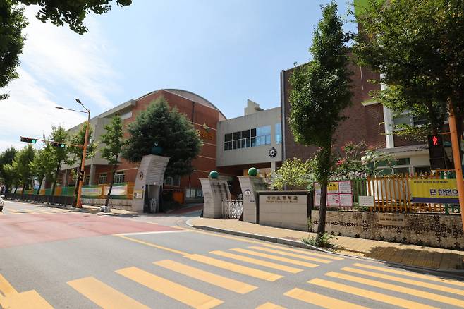 1920년대 전국에서 처음으로 학생 비밀결사 조직을 결성한 성진회를 기념해 2016년 학교이름을 백일초등학교에서 성진초등학교로 바꾼 성진초교 정문.&nbsp; 백일초교는 상무대 사령관 등을 역임한 김백일 장군 이름에서 따온 것으로 간도특설대 창설멤버로 알려진 친일파이다. / 임문철 기자