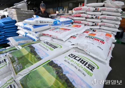 국제 비료용 요소 가격이 급등하면서 농번기를 앞두고 화학비료 수급 불안 우려가 커지고 있는 가운데 23일 도내 한 농자재 판매점에서 직원이 판매될 비료포대를 정리하고 있다. 임도혁 기자