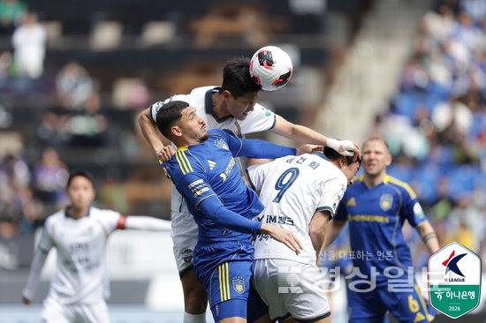 ▲ 울산과 김천의 경기 모습. 한국프로축구연맹 제공