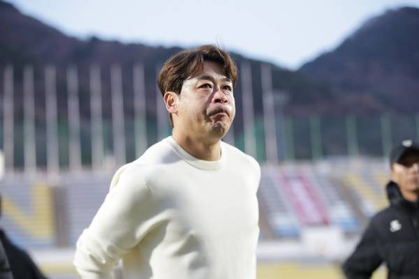 배성재 경남FC 감독이 22일 창원축구센터에서 열린 김포FC와 경기에서 승리한 뒤 눈물을 글썽이고 있다. /프로축구연맹