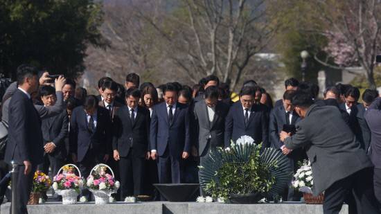 더불어민주당 정청래 대표가 23일 김해시 진영읍 봉하마을 노무현 전 대통령 묘역에서 묵념하고 있다. 연합뉴스