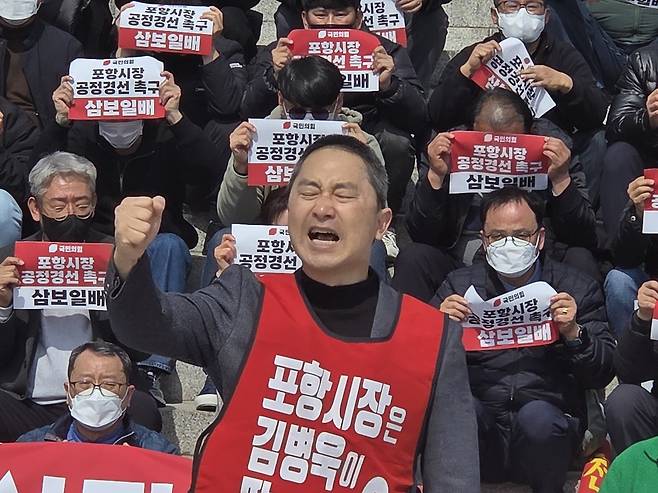 국민의힘 포항시장 후보에서 컷오프된 김병욱 전 국회의원이 23일 오전 국회 본청 앞에서 삭발 후 공천 기준에 의문을 제기하며 항의하고 있다.