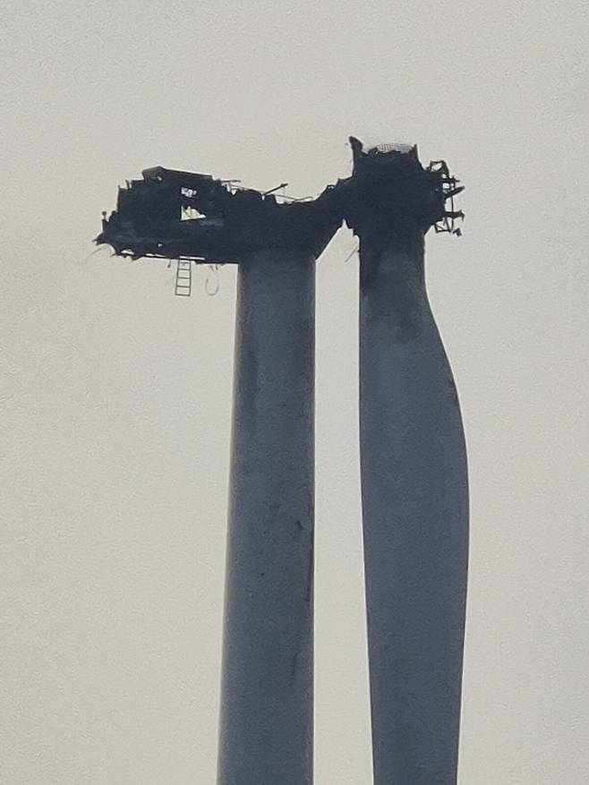 불에 탄 풍력발전소 모습. /박윤식기자