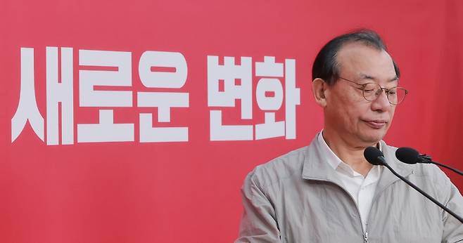 국민의힘 이정현 공천관리위원장이 22일 서울 영등포구 여의도 중앙당사에서 대구시장 후보와 관련해 브리핑하기 위해 단상으로 향하고 있다. 연합뉴스