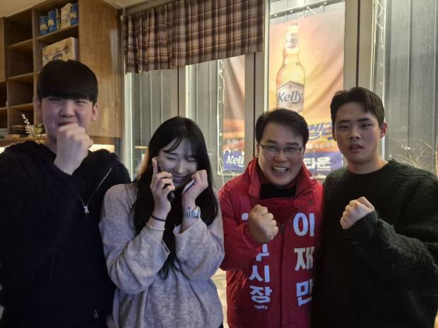 이재만 국민의힘 대구시장 예비후보가 대구 도심에서 만난 청년들과 기념 촬영을 하고 있다. 이 예비후보 캠프 제공