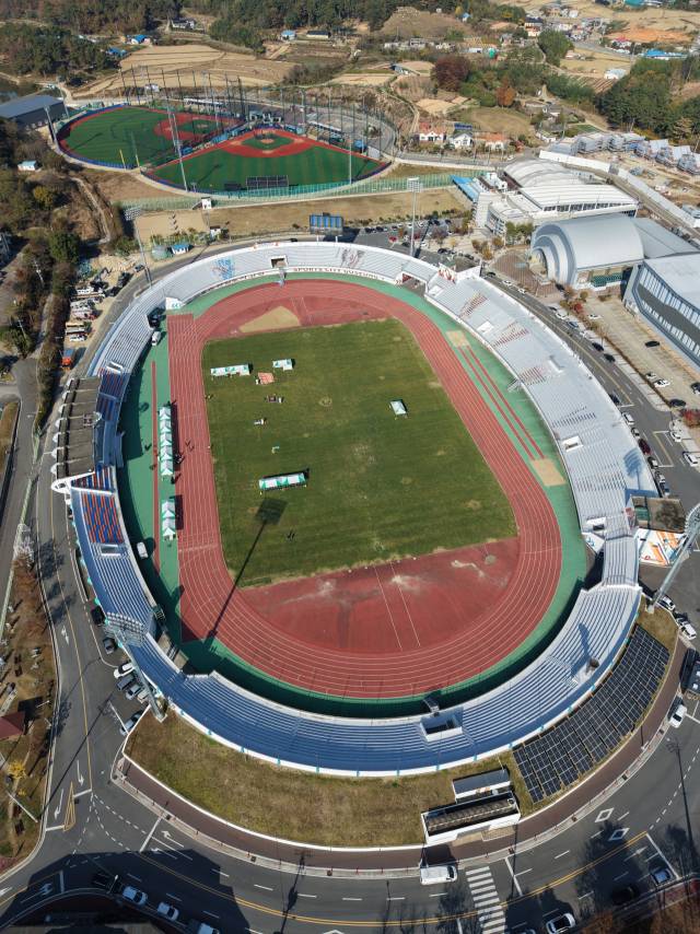 고성읍에 조성된 스포츠타운. 고성군 제공