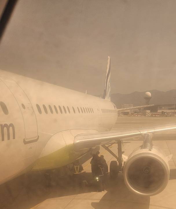 23일 낮 김해공항에 착륙한 에어부산 항공기 BX8104편에 기체 이상 문제가 발생했다. 독자 제공