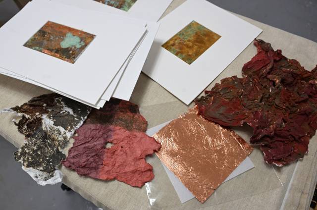 조현수 화가 작업실에서 다양한 재료의 실험이 진행되고 있다./김승권 기자/