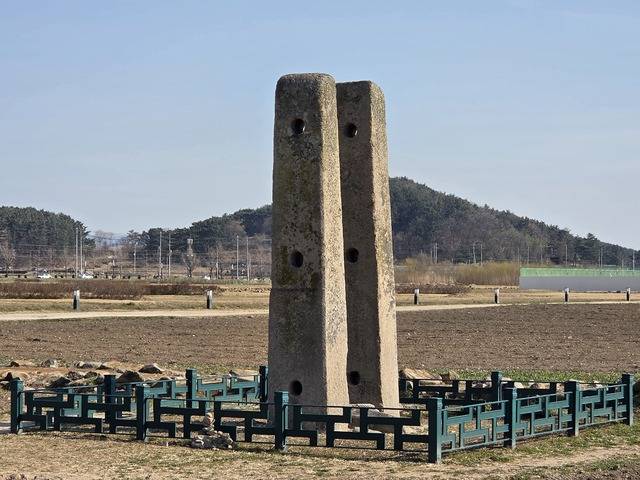 황룡사와 분황사 사이에 위치한 보물 분황사 당간지주. 강시일 기자