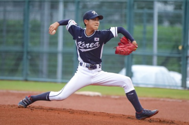 공을 던지는 권윤서. <권윤서 아버지 제공>