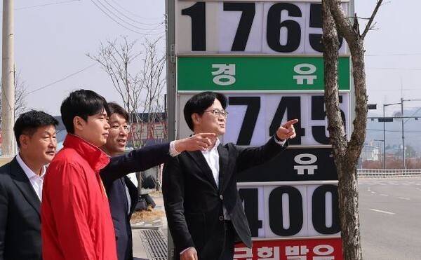 알뜰주유소 가격 동향 점검하는 김정관 산업부 장관 [출처=연합]