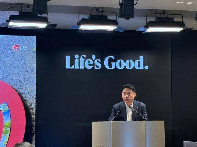 류재철 LG전자 대표이사(사장)이 23일 서울 여의도 트윈타워에서 열린 제24기 정기주주총회에서 올해 사업 비전을 발표하고 있다. [사진=김나윤 기자]