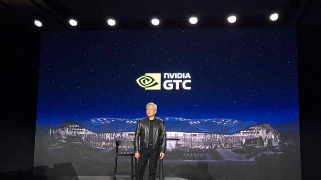 젠슨 황 엔비디아 최고경영자(CEO)가 GTC 2026 이튿날인 지난 17일(현지시간) '젠슨 황 CEO 프레스 & 크리에이터 Q&A'에 등장해 참가자들을 응시하고 있다. [사진=조성준 기자]