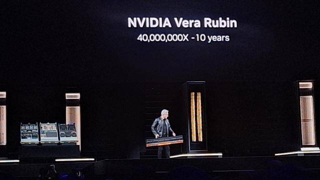 젠슨 황 엔비디아 최고경영자(CEO)가 GTC 2026 개막일인 16일(현지시간) 기조연설 도중 '블랙웰 울트라' 기반 최신 AI 슈퍼컴퓨터 'DGX B300' 상단 랙 모듈을 번쩍 들어 올린 채 연설을 이어나가고 있다. [사진=조성준 기자]