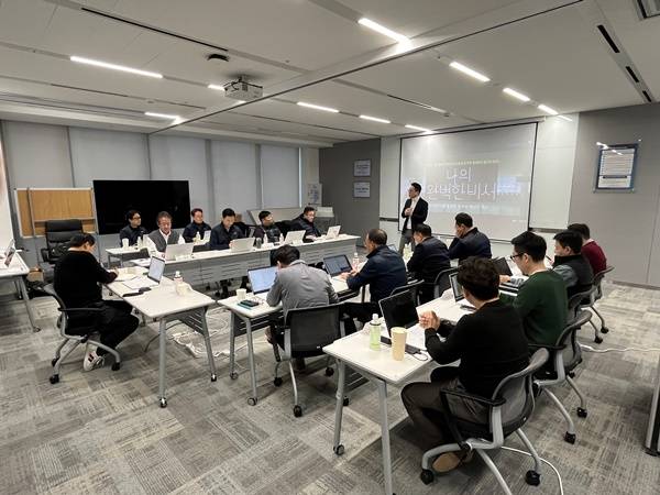 유진기업의 'AI 인텐시브' 과정 참가자들이 AI를 활용한 경영 전략 수립 및 데이터 분석 실습 교육을 받고 있다/사진제공=유진기업
