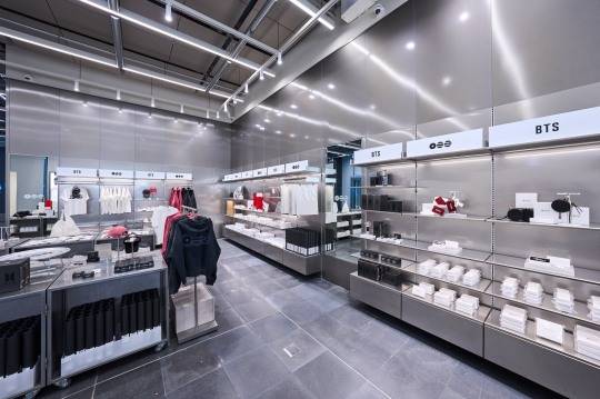 하이브 용산 사옥 1층 팝업스토어 공간에 진열된 방탄소년단 'ARIRANG' 머치. /사진제공=하이브