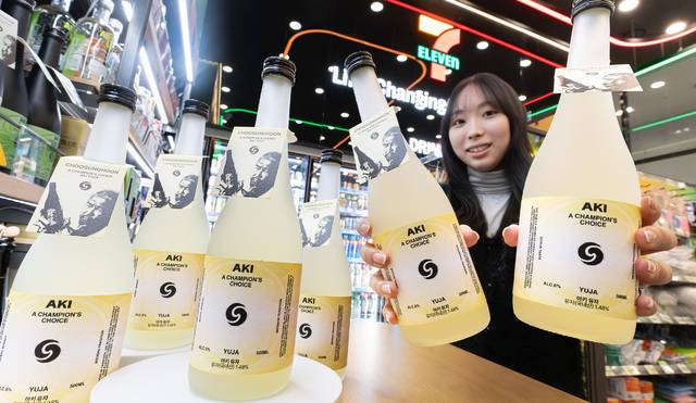 세븐일레븐은 누적 판매량 10만 병을 돌파한 ‘아키그린’의 후속 상품으로 유자 풍미를 담은 사케 ‘아키유자’를 이달 12일 단독 출시했다.(세븐일레븐 제공)