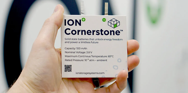 미국 전고체 배터리 제조사 이온 스토리지 시스템즈는 최근 고객사와 자사의 고체 배터리