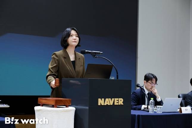 최수연 네이버 대표는 23일 열린 제27회 정기 주주총회에서 AI 에이전트 사업 등 향후 비전에 대해 주주들에게 설명했다./사진=네이버