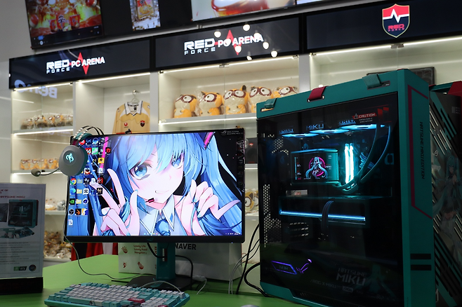 매장에 전시된 보컬로이드 하츠네 미쿠 컬래버레이션 커스텀 PC.