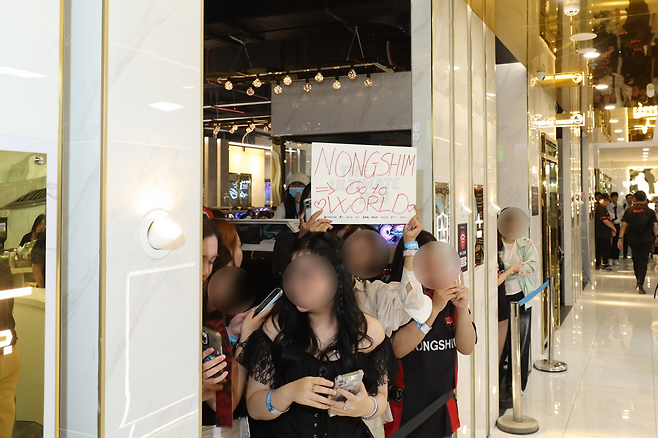 농심 레드포스의 '월드 챔피언십(월즈)' 진출을 기원한 치어풀이 눈길을 끌었다.