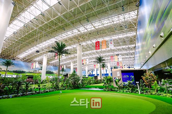 골프존의 시티골프는 스크린과 필드를 결합한 하이브리드 골프로 주목받고 있다. 중국 텐진에 들어선 1호점의 내부 전경. (사진=골프존)