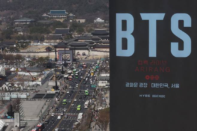 방탄소년단(BTS) 컴백 공연을 이틀 앞둔 19일 서울 종로구 광화문 광장인근 전광판에서 공연을 홍보하는 영상이 상영되고 있다.(사진=이영훈)