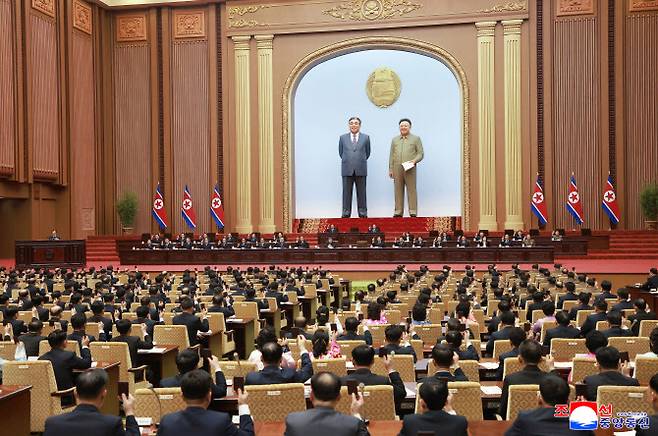 북한 조선중앙통신은 최고인민회의 제15기 제1차회의 1일회의가 22일 진행되었다고 23일 보도했다. 회의에서는 김정은을 국무위원장으로 재추대했다. [조선중앙통신=연합뉴스 제공]