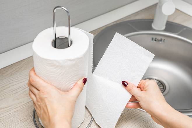 키친타월로 원목 가구나 스마트폰 액정 등을 닦으면 스크래치가 축적될 수 있다. 사진=게티이미지뱅크