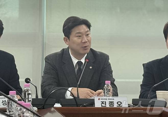 진종오 의원이 19일 국회의원회관 제11간담회의실에서 열린 '건전한 도시민박 조성을 위한 민원 대응 및 주민 상생방안 간담회'에서 발언하고 있다. ⓒ 뉴스1 윤슬빈 관광전문기자