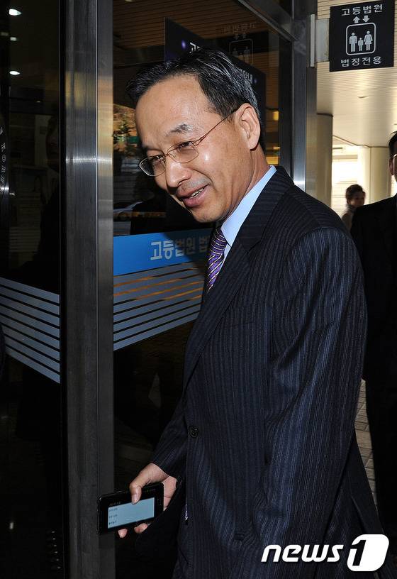 20일 오전 선종구 전 하이마트 회장이 특경법상 횡령 등의 혐의로 3회 공판을 받기위해 서울 서초구 중앙지법으로 들어서고 있다. 2012.11.20 ⓒ 뉴스1