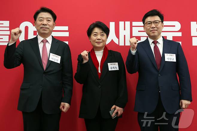 지난 10일 6·3 지방선거 서울시장 공천 후보로 나선 이승현 한국무역협회 부회장(왼쪽부터), 윤희숙 전 의원, 이상규 서울 성북을 당협위원장이 서울 영등포구 여의도 국민의힘 당사에서 열린 6·3 지방선거 광역단체장 및 중앙당 관할 기초단체장 후보자 면접에 앞서 기념 촬영을 하고 있다. 당 공천관리위원회는 1차 공모 날짜(9일) 응한 이들  3명 중 이 부회장과 이상규 당협위원장을 컷오프했다. 2026.3.10 ⓒ 뉴스1 김진환 기자