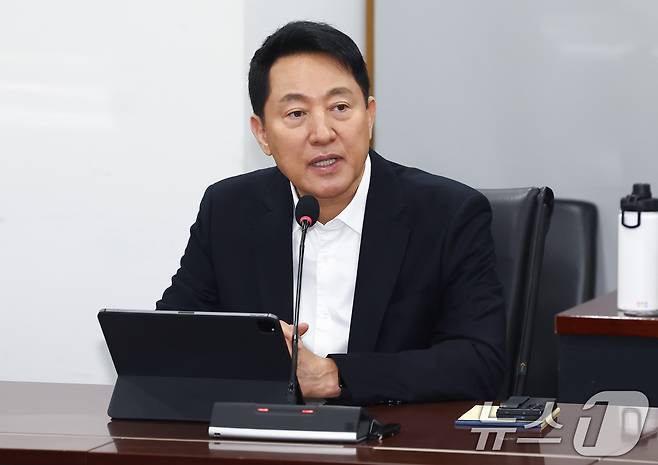 오세훈 서울시장이 23일 오전 서울 중구 서울시청 기획상황실에서 열린 '중동 상황 대응 서울시 비상경제대책 회의'에서 모두 발언을 하고 있다. 2026.3.23 ⓒ 뉴스1 김민지 기자