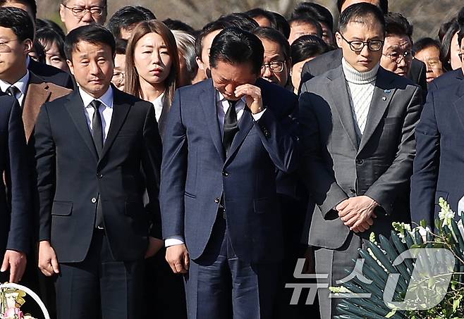 정청래 더불어민주당 대표가 23일 오전 경남 김해 진영읍 봉하마을을 찾아 고 노무현 전 대통령 묘역을 참배하며 손으로 얼굴을 닦고 있다. 2026.3.23 ⓒ 뉴스1 윤일지 기자