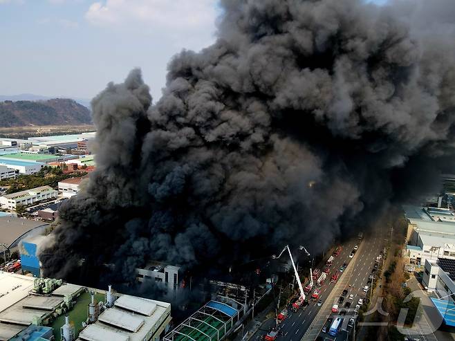 20일 오후 1시17분께 대전 대덕구 문평동의 한 공장에서 불이 나 연기가 피어오르고 있다. 소방 당국은 신고 14분 만에 대응 2단계를 발령해 진화 작업을 벌이고 있다. 2026.3.20 ⓒ 뉴스1 김기태 기자