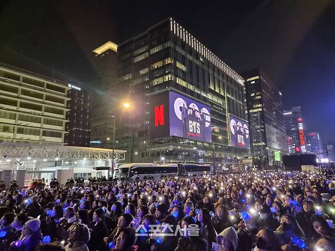 ‘BTS 컴백 공연’을 관람하며 환호하고 있는 ‘아미’(ARMY, BTS 팬덤). 사진 | 이상배 전문기자