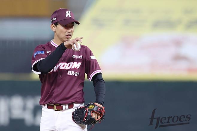 키움 유토가 22일 인천SSG랜더스필드에서 열린 2026 KBO리그 시범경기 SSG전에 등판해 포수와 사인을 주고 받고 있다. 사진 | 키움 히어로즈