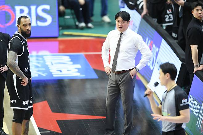 문경은 감독이 코트를 바라보고 있다. 사진 | KBL