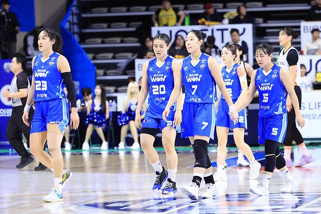 우리은행 선수들이 아산이순신체육관에서 열린 BNK금융 2025~2026 여자프로농구 KB전을 마친 후 코트를 빠져나가고 있다. 사진 | WKBL