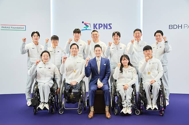 대한장애인노르딕스키연맹 배동현 회장이 2026 밀라노·코르티나 동계패럴림픽에 출전한 선수단 격려식에서 포상금과 순금 메달 등을 증정했다. 사진 | BDH재단