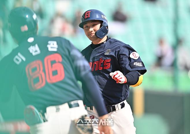 롯데 신윤후가 23일 인천 SSG랜더스필드에서 열린 2026 KBO리그 시범경기 SSG전 7회초 좌월홈런을 날린 후 이현곤 코치와 하이파이브를 하고 있다. 문학 | 최승섭 기자 thunder@sportsseoul.com