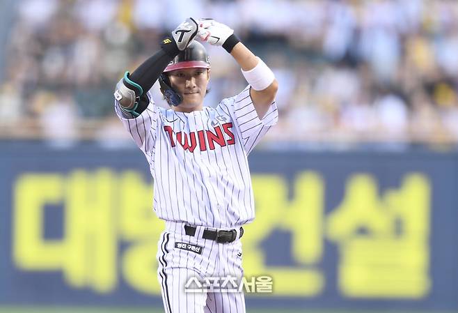 LG 신민재가 20일 서울 잠실구장에서 열린 2025 KBO리그 롯데와 경기 1회말 중전안타를 친 후 세리머니를 하고 있다.  잠실 | 최승섭 기자 thunder@sportsseoul.com