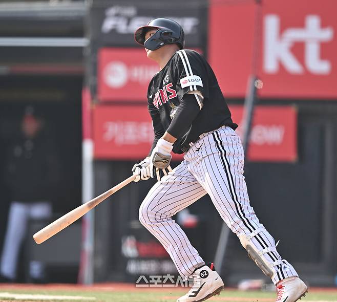 LG 이재원이 17일 수원 KT위즈파크에서 열린 2026 KBO리그 시범경기 KT전 8회초 1사 좌중월 홈런을 날리고 있다. 수원 | 최승섭 기자 thunder@sportsseoul.com